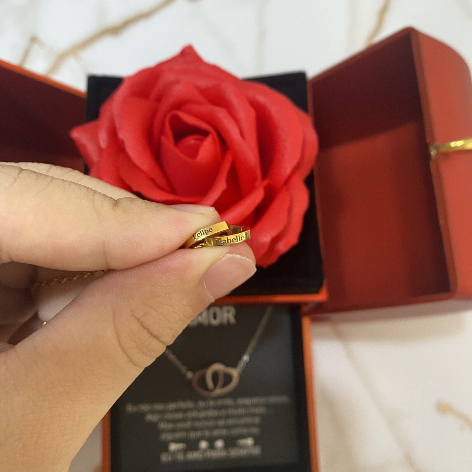Kit Maçã com Rosa Eterna e Colar Amor Duplo Personalizado