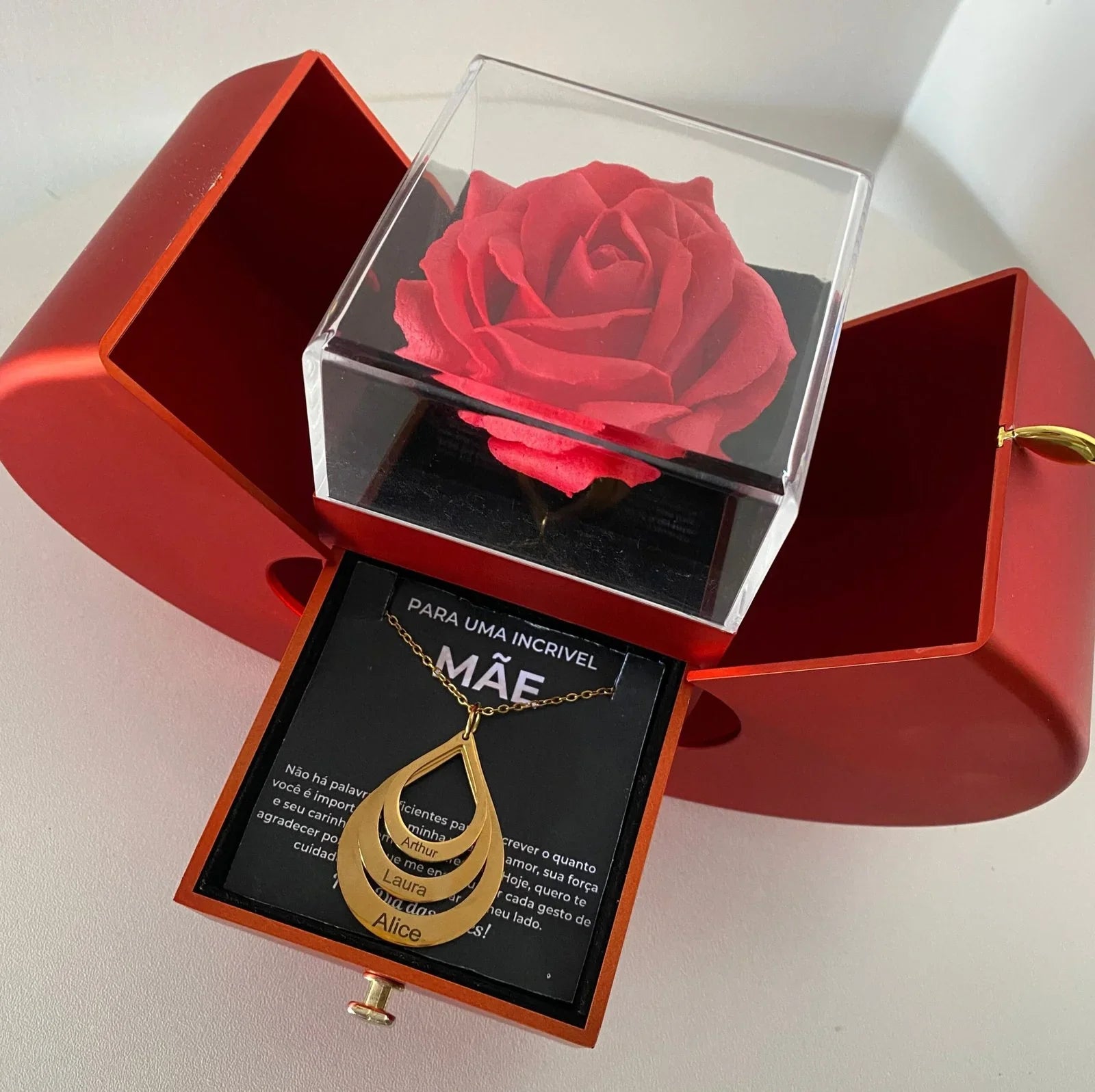 Kit Maçã com Rosa Eterna e Colar Gota Personalizado com Nomes