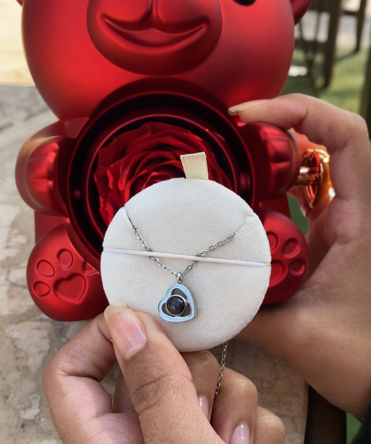 Ursinho Giratório com Rosa Eterna e Colar com Projeção de Foto