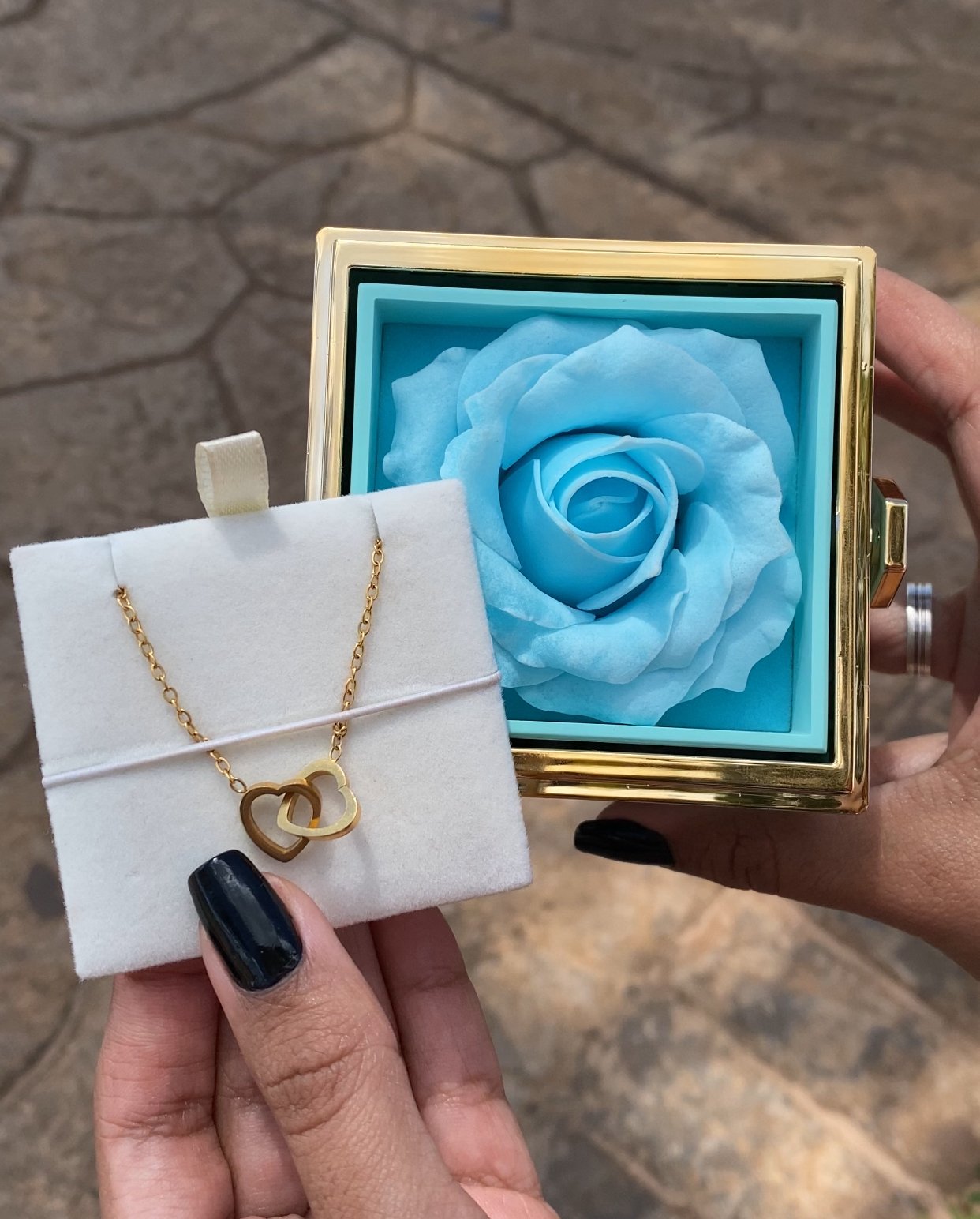 Caixa Giratória com Rosa Eterna e Colar Personalizado com Nomes