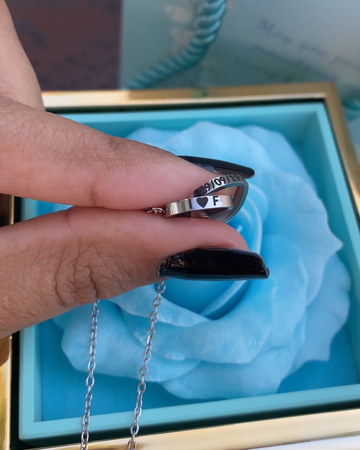 Caixa Giratória com Rosa Eterna e Colar Personalizado com Nomes
