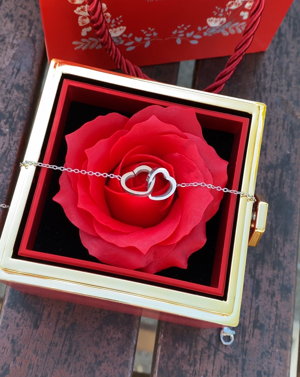 Caixa Giratória com Rosa Eterna e Colar Personalizado com Nomes