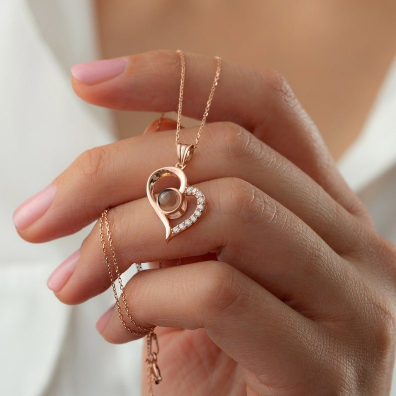Kit Giratório com Rosa Eterna e Colar "Eu Te Amo" em 100 Idiomas