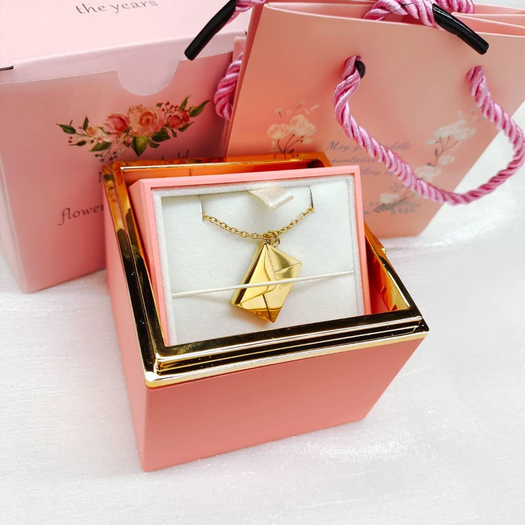 Kit Giratório com Rosa Eterna e Colar Envelope Personalizado