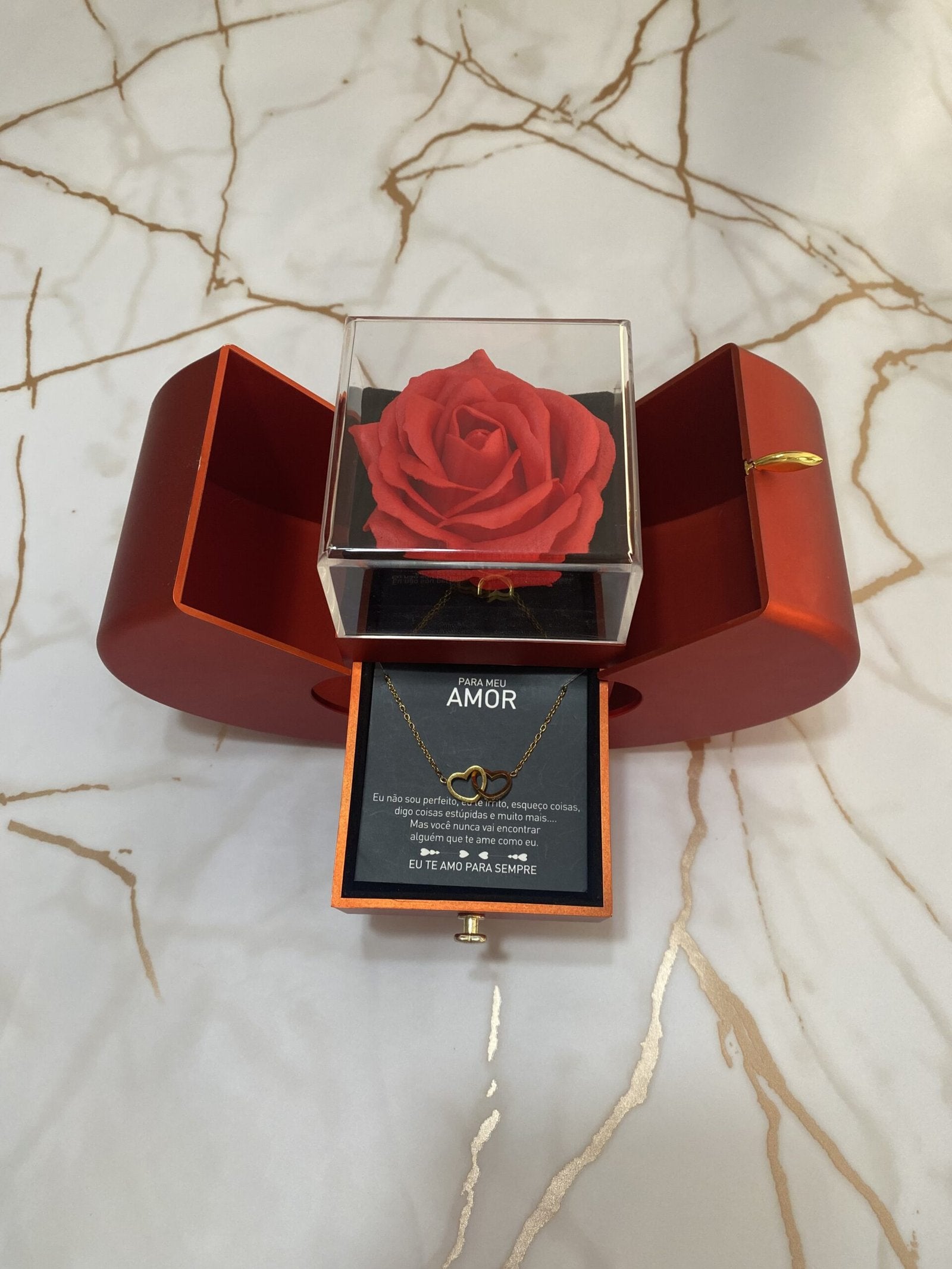 Kit Maçã com Rosa Eterna e Colar Amor Duplo Personalizado