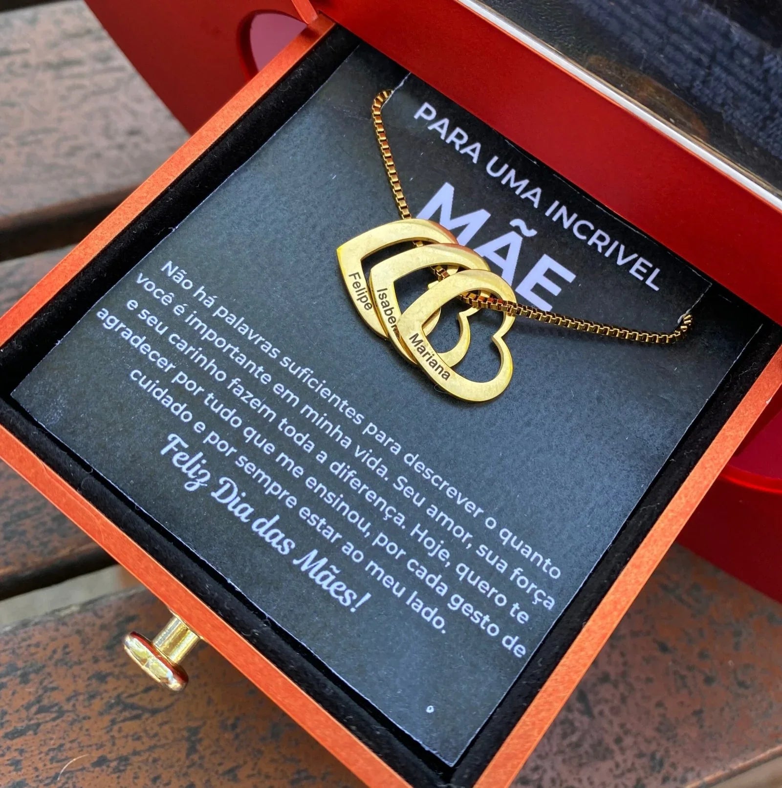 Kit Maçã com Rosa Eterna e Colar Coração de Mãe Personalizado com Nomes