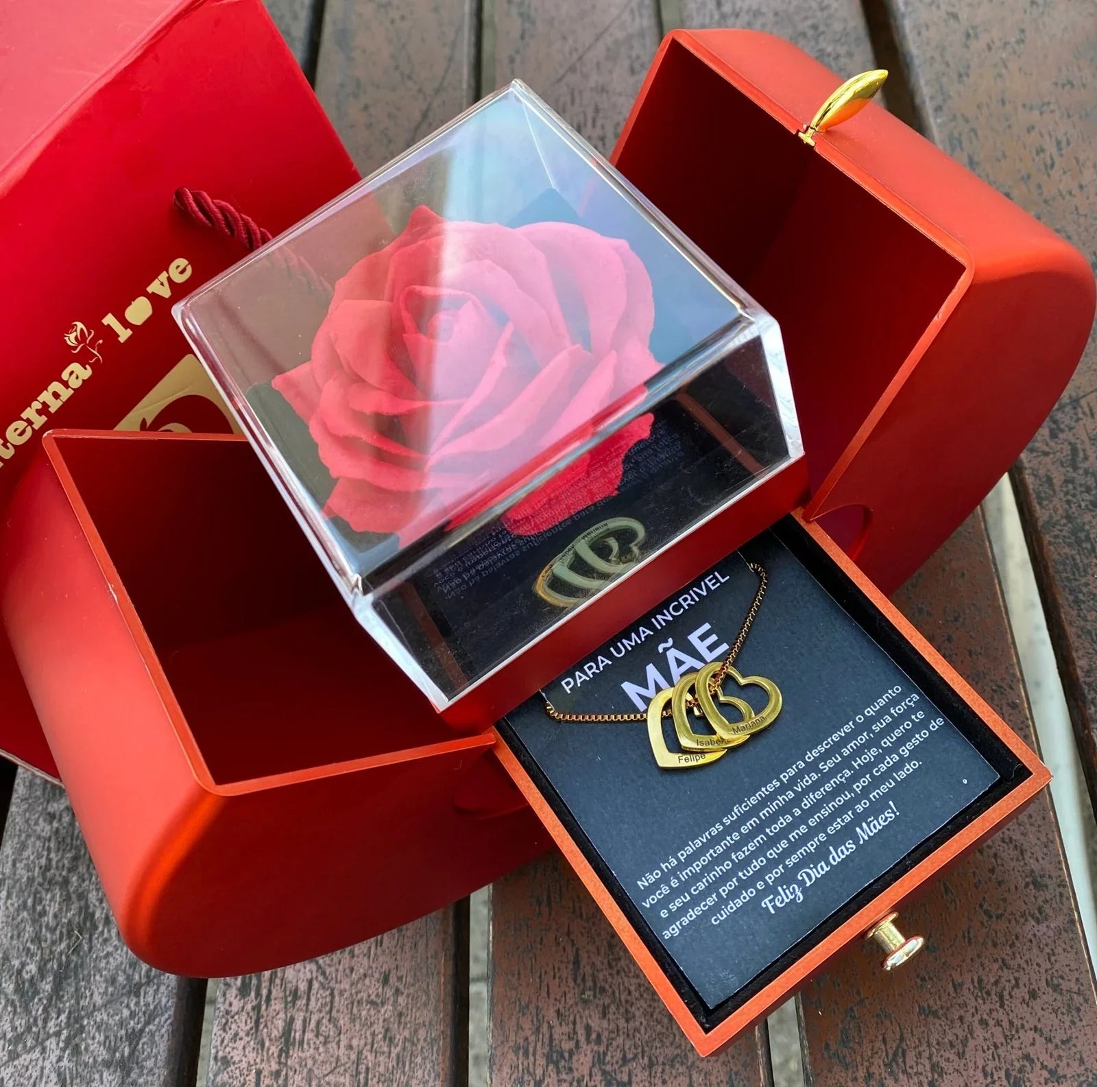 Kit Maçã com Rosa Eterna e Colar Coração de Mãe Personalizado com Nomes