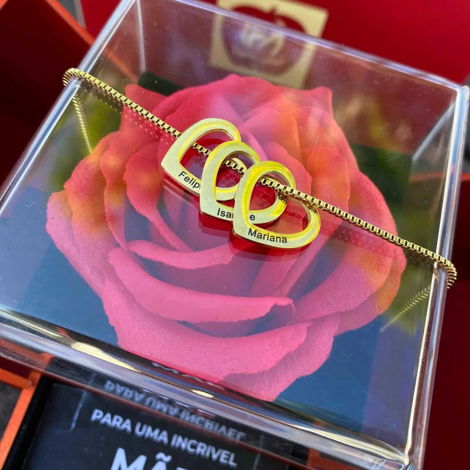 Kit Maçã com Rosa Eterna e Colar Coração de Mãe Personalizado com Nomes