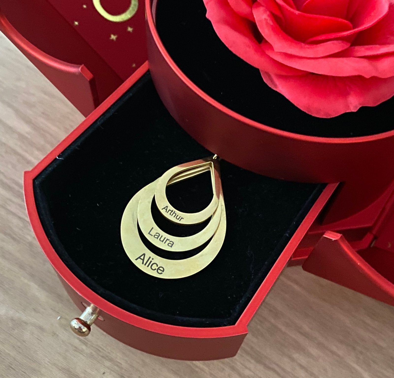 Kit Asas com Colar Gota Personalizado com Nomes