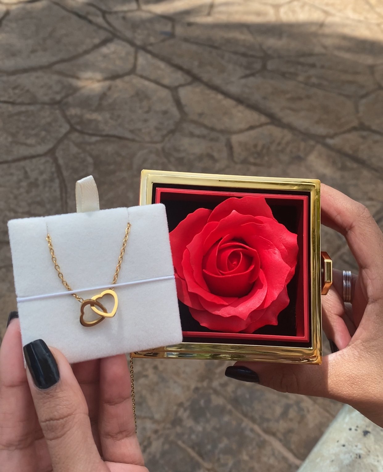 Caixa Giratória com Rosa Eterna e Colar Personalizado com Nomes