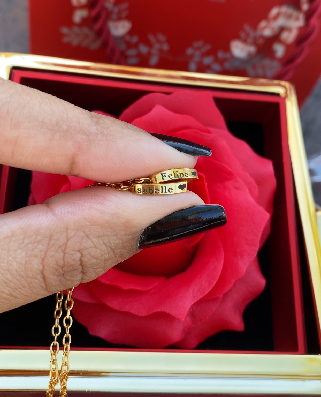 Caixa Giratória com Rosa Eterna e Colar Personalizado com Nomes