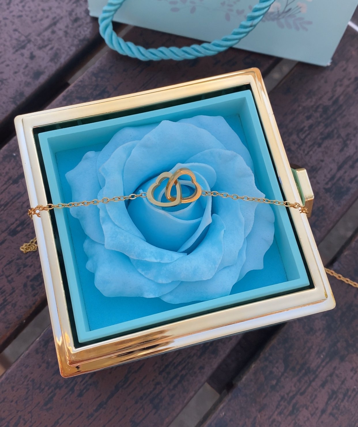 Caixa Giratória com Rosa Eterna e Colar Personalizado com Nomes