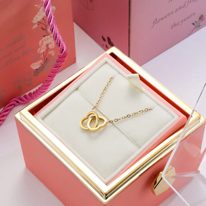 Caixa Giratória com Rosa Eterna e Colar Personalizado com Nomes