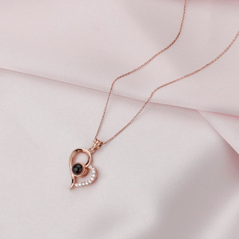 Kit Giratório com Rosa Eterna e Colar "Eu Te Amo" em 100 Idiomas