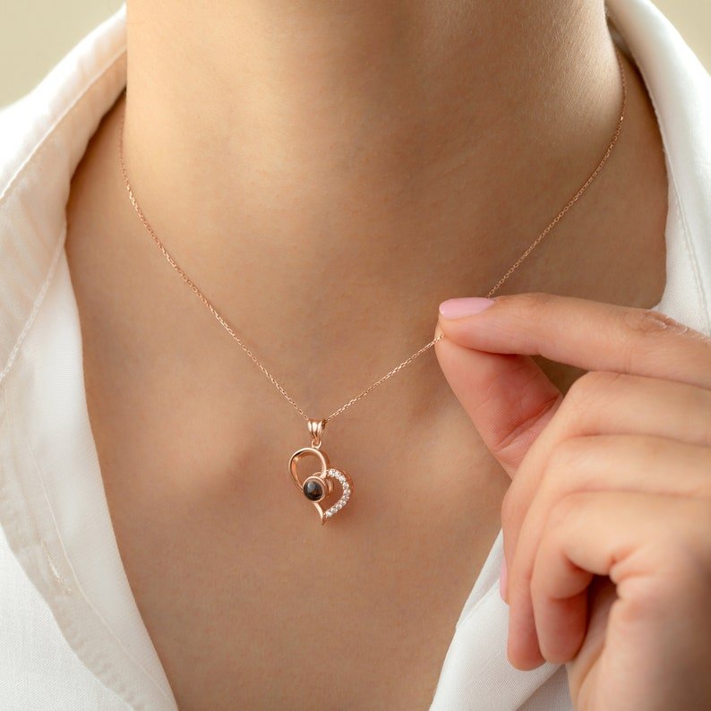 Kit Rosa Eterna com Colar "Eu Te Amo" em 100 Idiomas