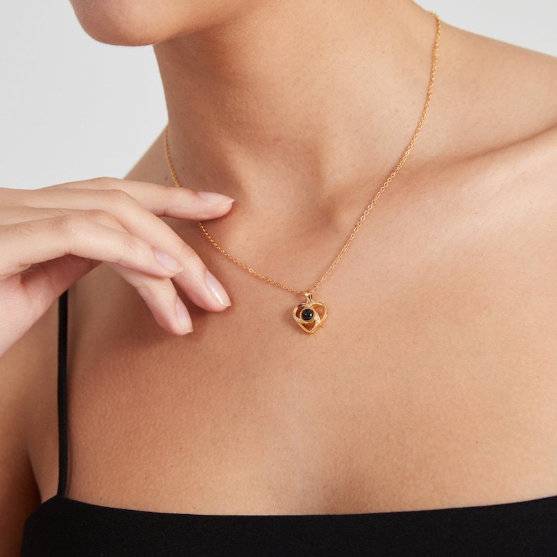 Kit Rosa Eterna com Colar "Eu Te Amo" em 100 Idiomas